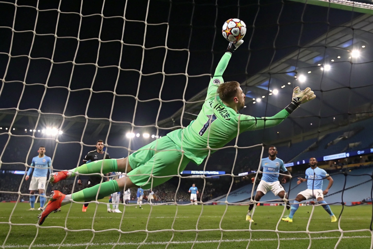 Un gardien de but de Manchester City effectuant un arrêt